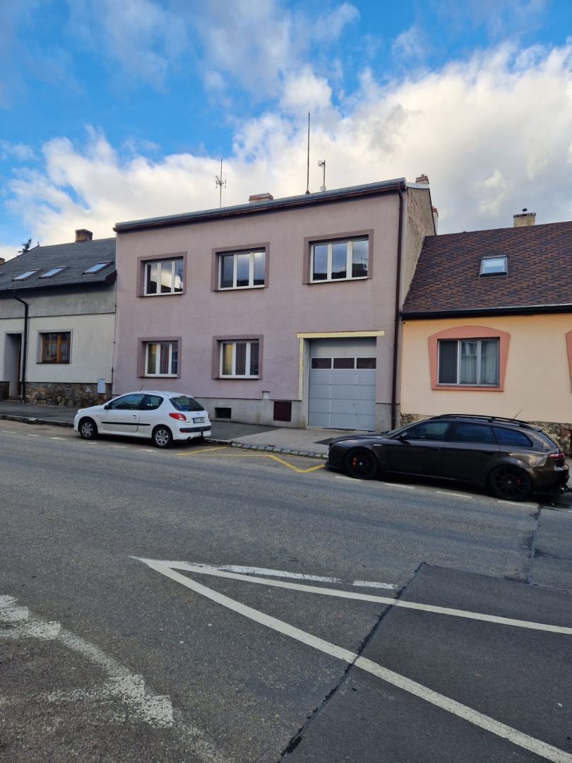 Prodej řadového domu se třemi bytovými jednotkami a dvěmi garážemi nedaleko centra města Benešov